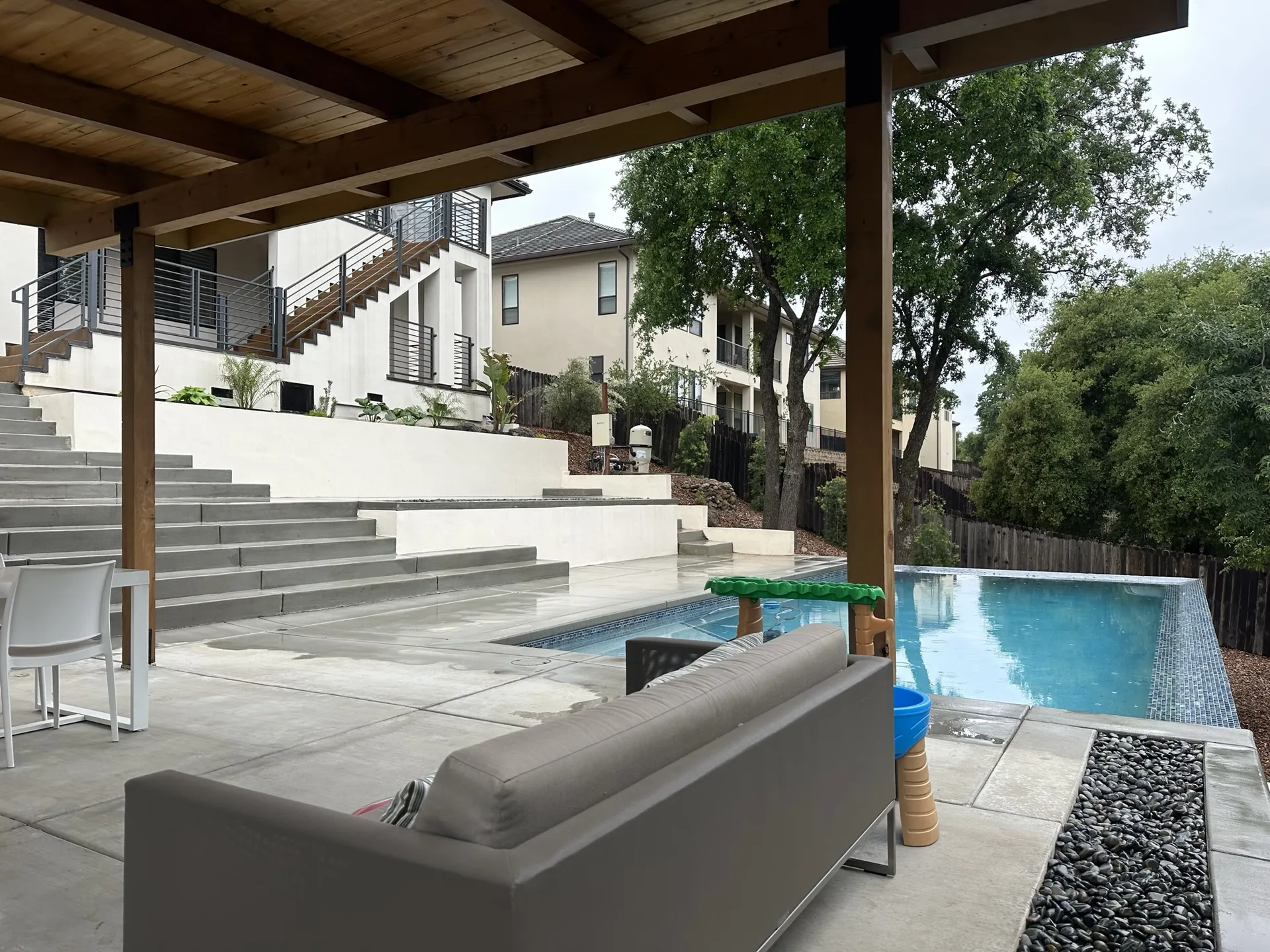 Outdoor Kitchens & Bars